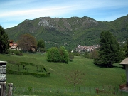 56 Ortanella (954 m.) con vista verso Esino Lario...